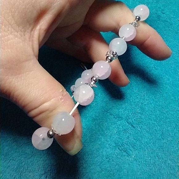 Silvertone very light pink whitish broken flower stretch dangle charm bracelet - Picture 3 of 4